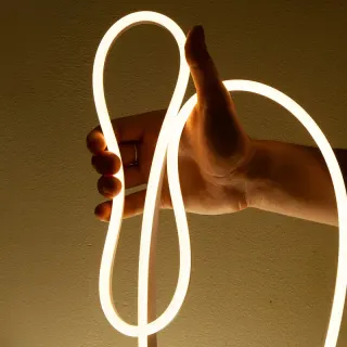 ΦΩΤΟΣΩΛΗΝΑΣ ΝΕΟΝ 100LED/M ΘΕΡΜΟ ΛΕΥΚΟ ΣΤΑΘEΡΟ ΜΟΝΗ ΠΛΕΥΡΑ 50m IP44 1.5m ΚΑΛΩΔΙΟ 3 ΣΕΤ ΦΙΣ ΣΥΝΔΕΣΜΟΙ & ΤΑΠΕΣ