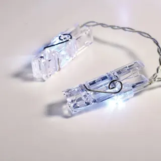 ΔΙΑΚΟΣΜΗΤΙΚΑ ΛΑΜΠΑΚΙΑ ΠΛΑΣΤΙΚΑ ΚΛΙΠ 20 LED ΣΕ ΣΕΙΡΑ ΘΕΡΜΟ ΛΕΥΚΟ ΜΠΑΤΑΡΙΕΣ 3xΑΑ ΜΕ ΧΡΟΝΟΔΙΑΚΟΠΤΗ 6ΟΝ/18OFF & ΜΕ ΚΑΛΩΔΙΟ ΔΙΑΦΑΝΟ 300mm IP20 2850mm