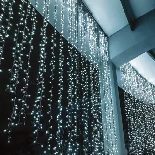 ΛΑΜΠΑΚΙΑ ΚΟΥΡΤΙΝΑ 360 LED 20×18 ΣΕΙΡΕΣ ΨΥΧΡΟ ΛΕΥΚΟ ΣΤΑΘΕΡΑ ΜΕ ΑΝΤΑΠΤΟΡΑ 24VDC & ΔΥΝΑΤΟΤΗΤΑ ΕΠΕΚAΤΣΗΣ MAX 2 ΣΕΤ ME ΚΑΛΩΔΙΟ ΔΙΑΦΑΝΟ IP44 2000x1500mm