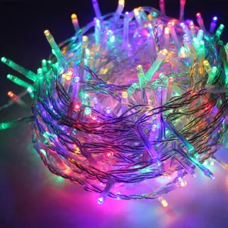 ΛΑΜΠΑΚΙΑ 50 LED ΣΕ ΣΕΙΡΑ RGB ΣΤΑΘΕΡΟ ΚΑΟΥΤΣΟΥΚ ΜΕ ΜΠΑΤΑΡΙΕΣ 2xΑΑ & ΚΑΛΩΔΙΟ ΔΙΑΦΑΝΟ 300mm IP20 4900mm